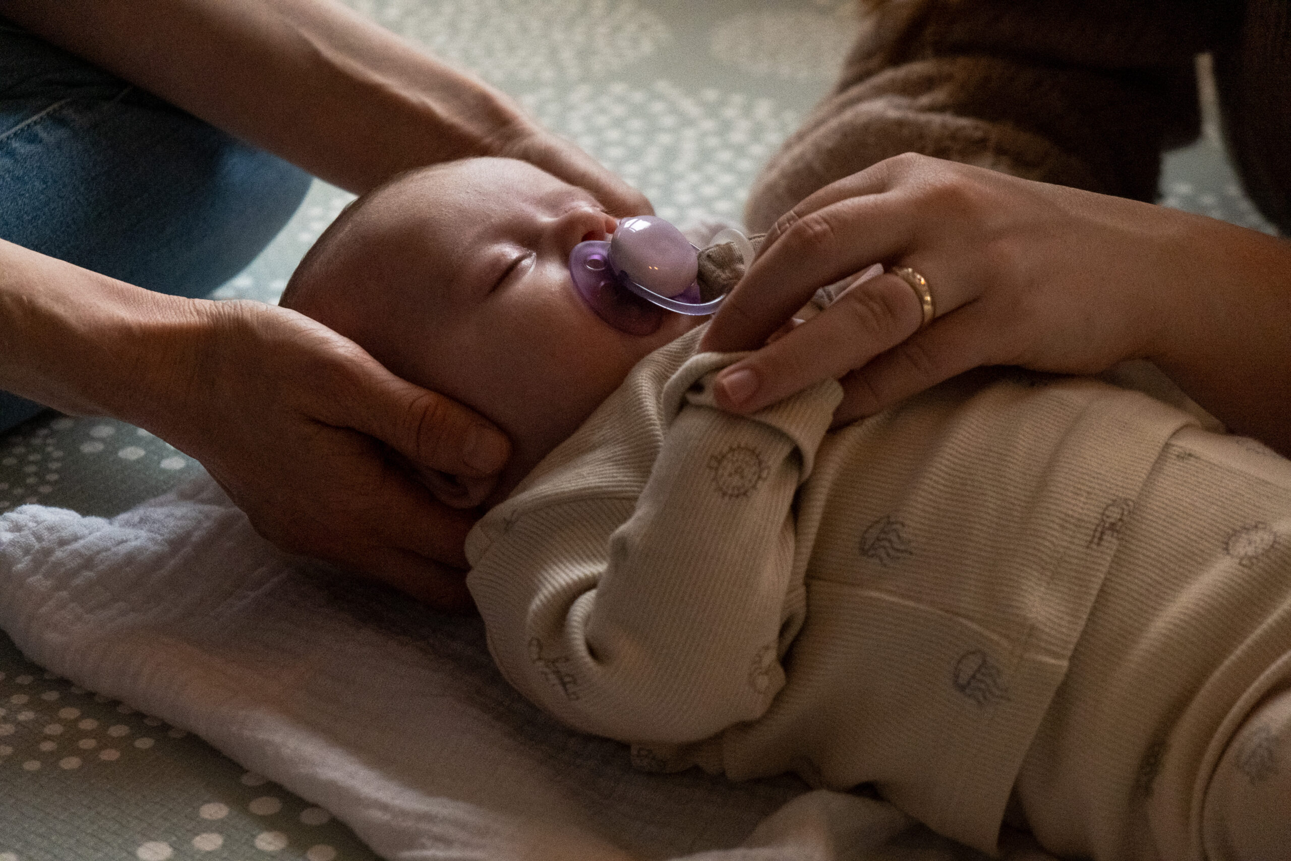 Babybehandling i Middelfart, hvor baby undersøges