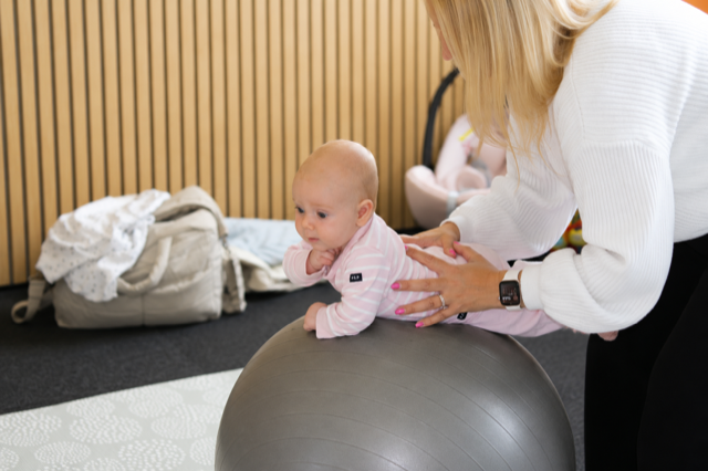 Baby laver motoriske øvelser på babytummel med fokus på sanser og bevægelse