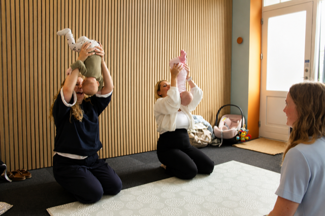 Baby tumler sammen med forælder på babytummel hos Strib Familiefys i Middelfart